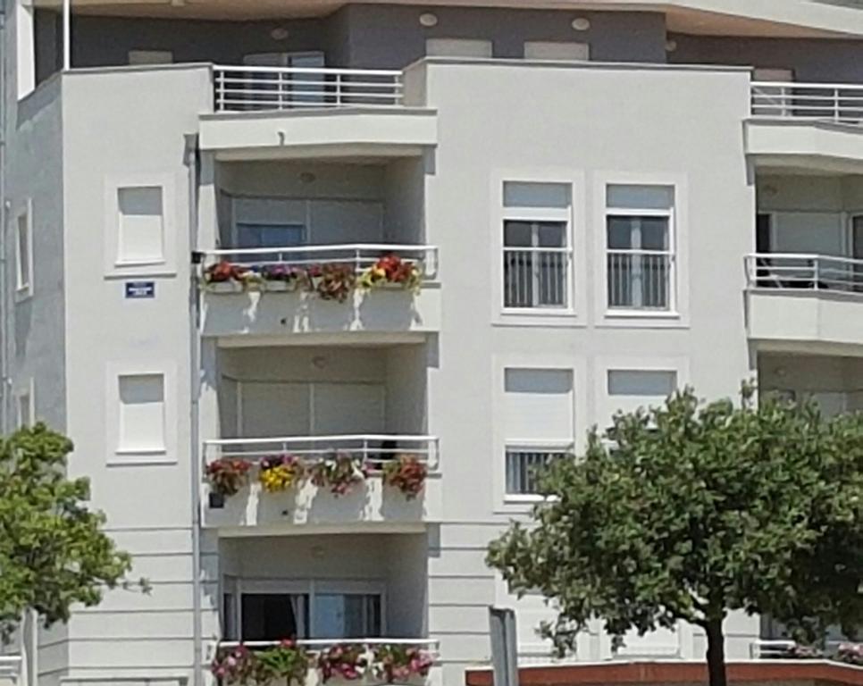 Adela Apartments - Beach Znjan Split Exterior foto
